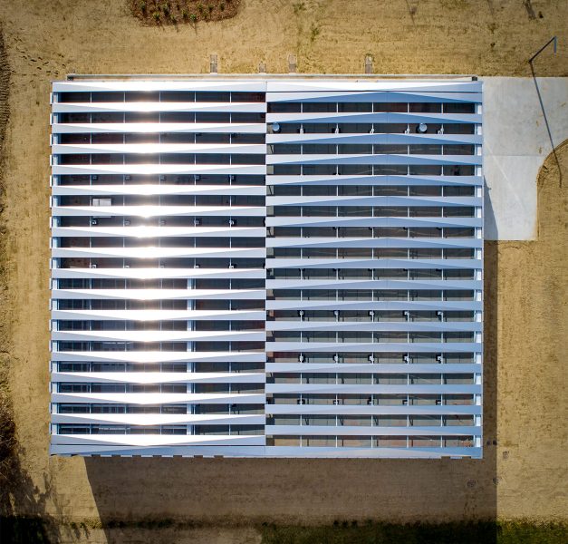 Photographie aérienne de la toiture carré du data center, alternance de plein et de vide qui change au milieu