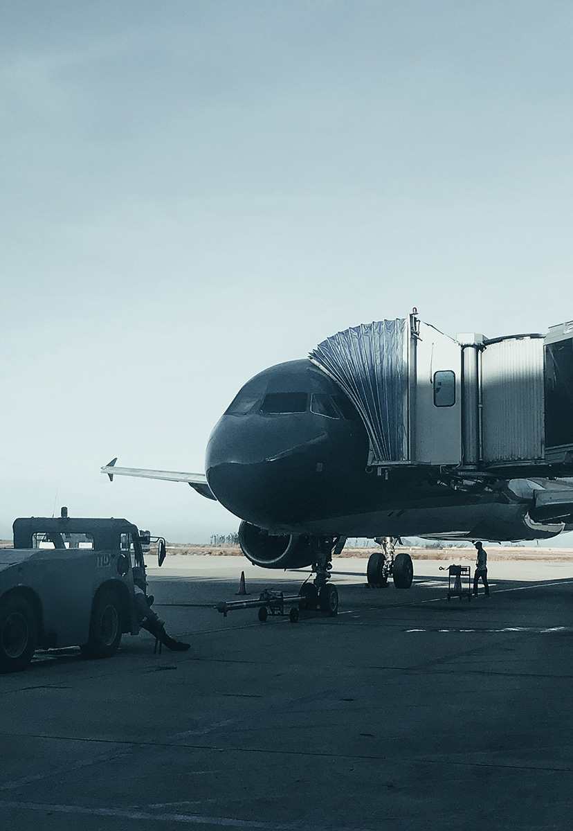 Avion sur le tarmac par copyright Tony Pham – Pexel Photographie d'illustration par Tony Pham d'un avion à l'ombre en train d'embarquer des passagers,