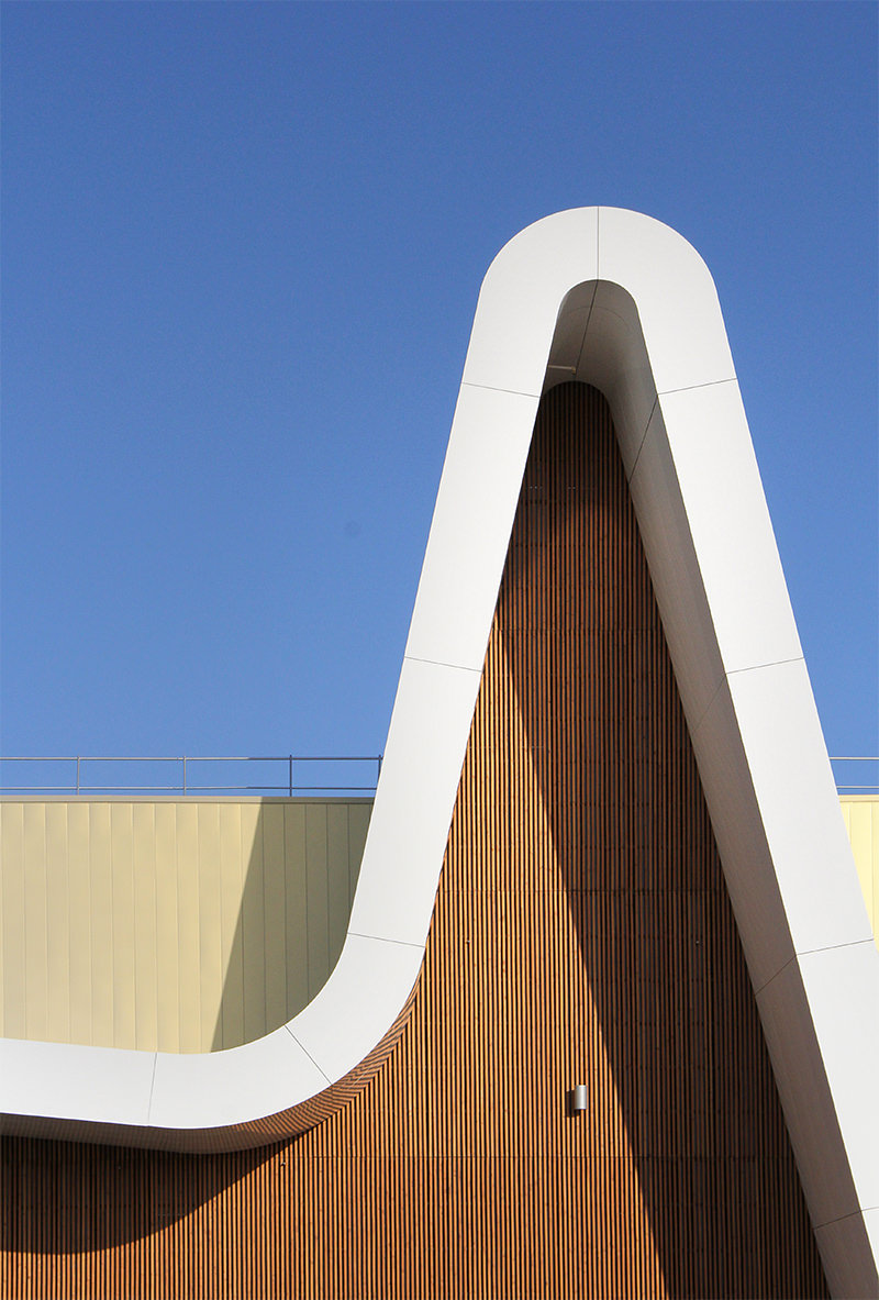 Photo du centre commercial de La Teste-de-Buch, détails de la façade bois et auvent blanc