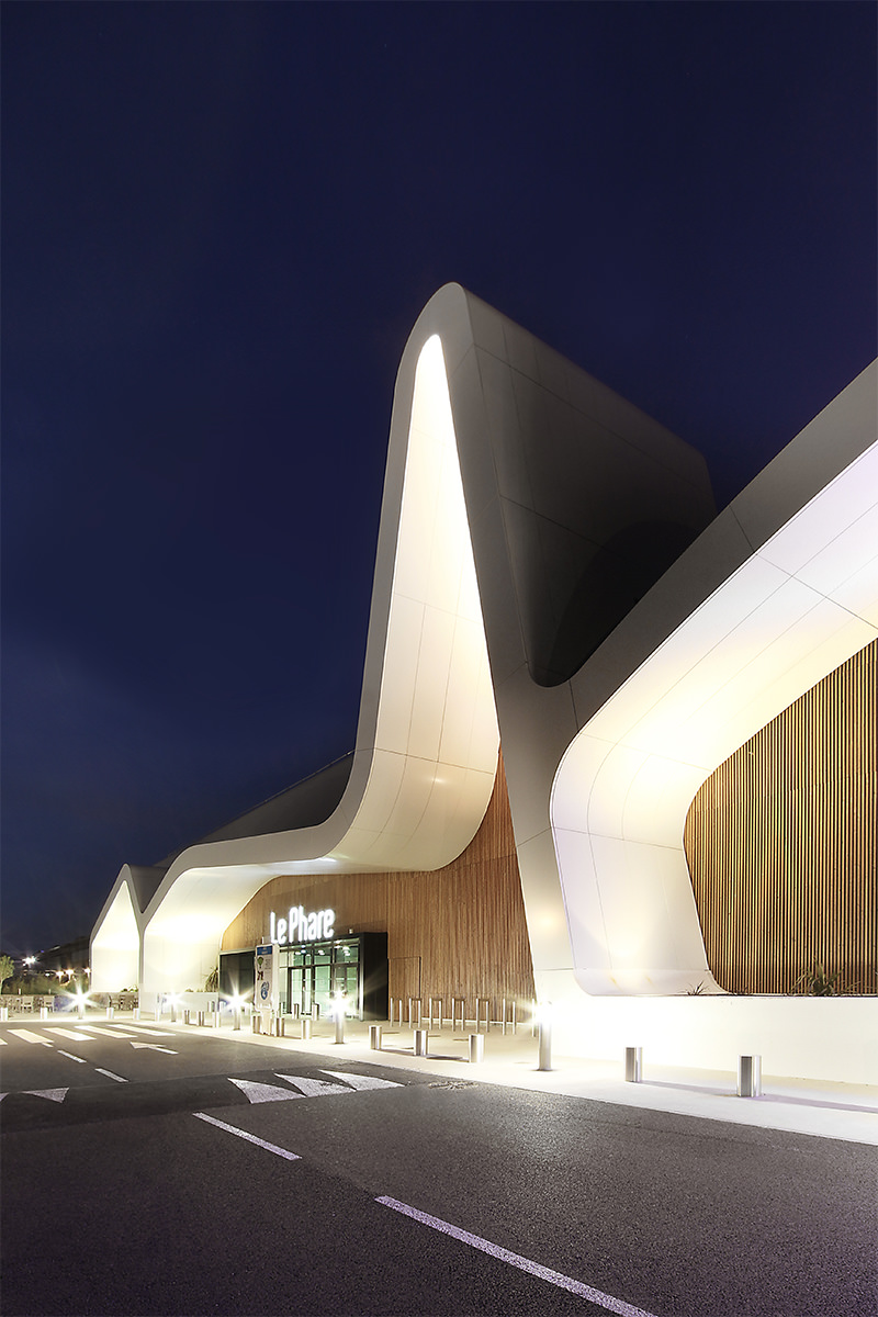 Une réinterprétation du paysage arcachonnais Photographie de nuit de l'entrée du phare du centre commercial de La Teste-de-Buch