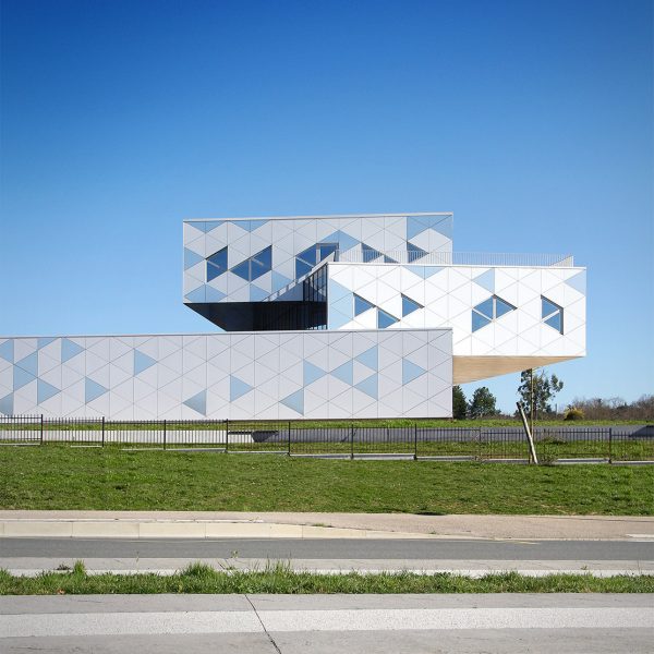 Photographie du trio des facades par temps bleu clair et dégagé