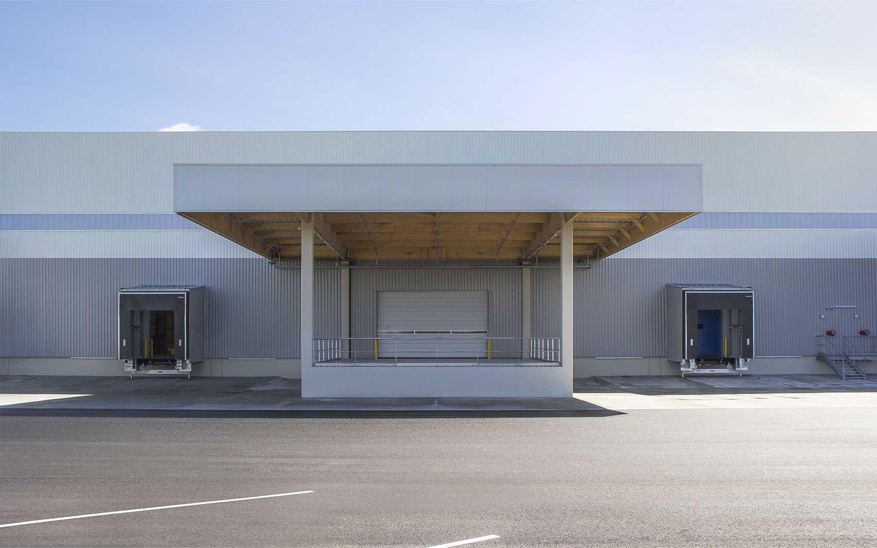 Photographie d'une facade d'un quai de l'entrepôt de Cornebarrieu