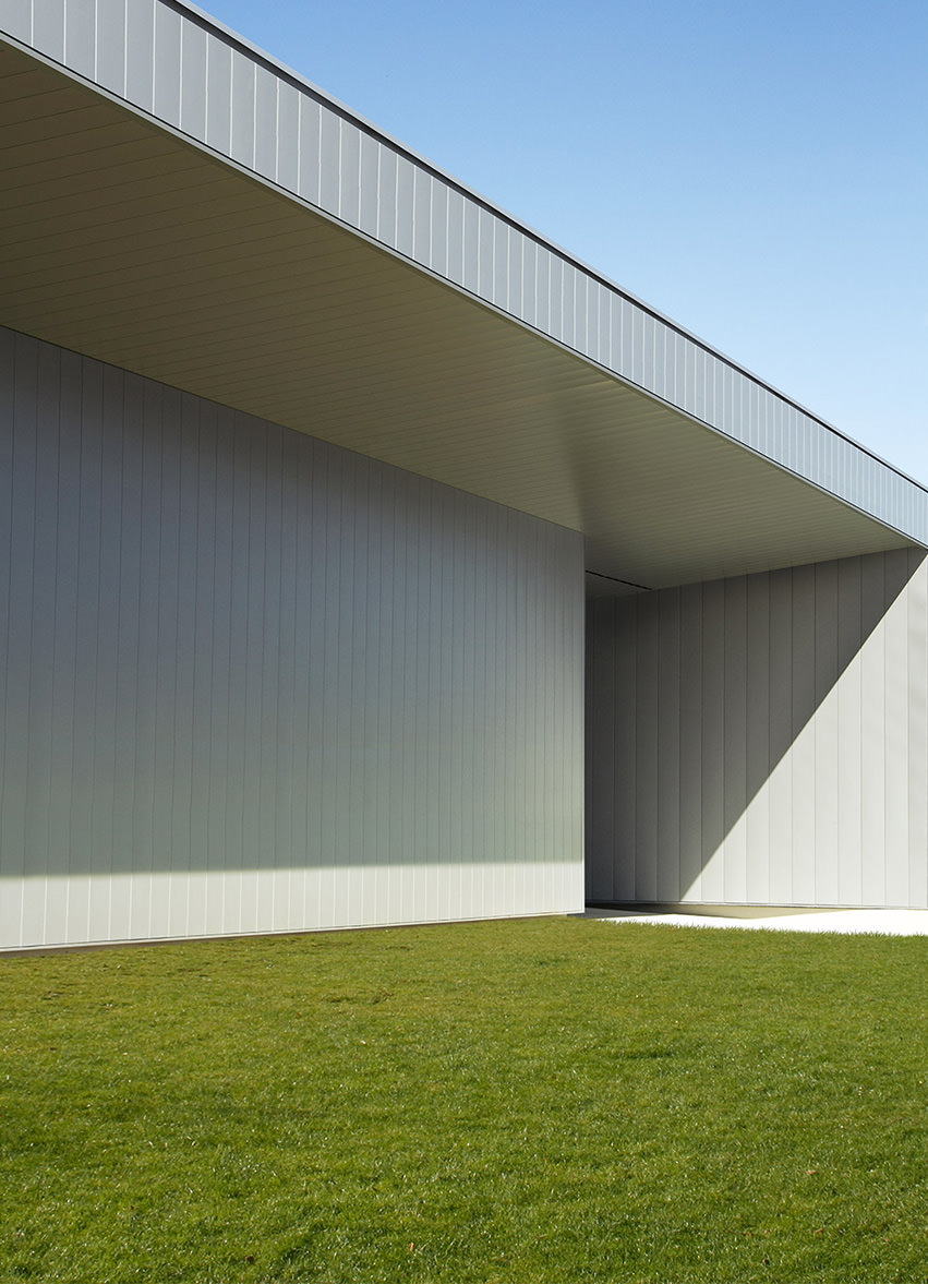 Photographie du auvent de la facade de Airlog HUB logistique