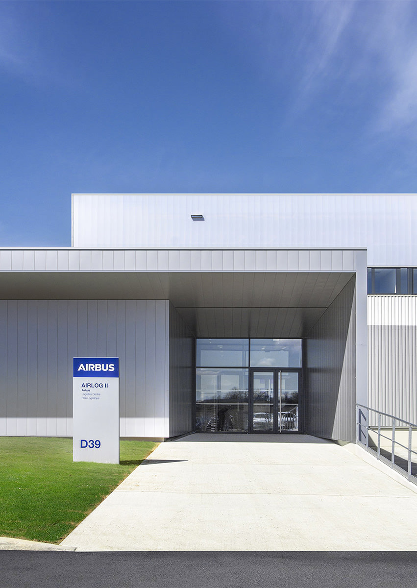 Photographie de la facade de l'accueil de Airlog HUB logistique