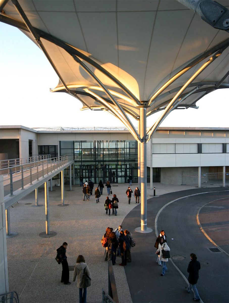 Photographie depuis la passerrelle qui mène au hall principal