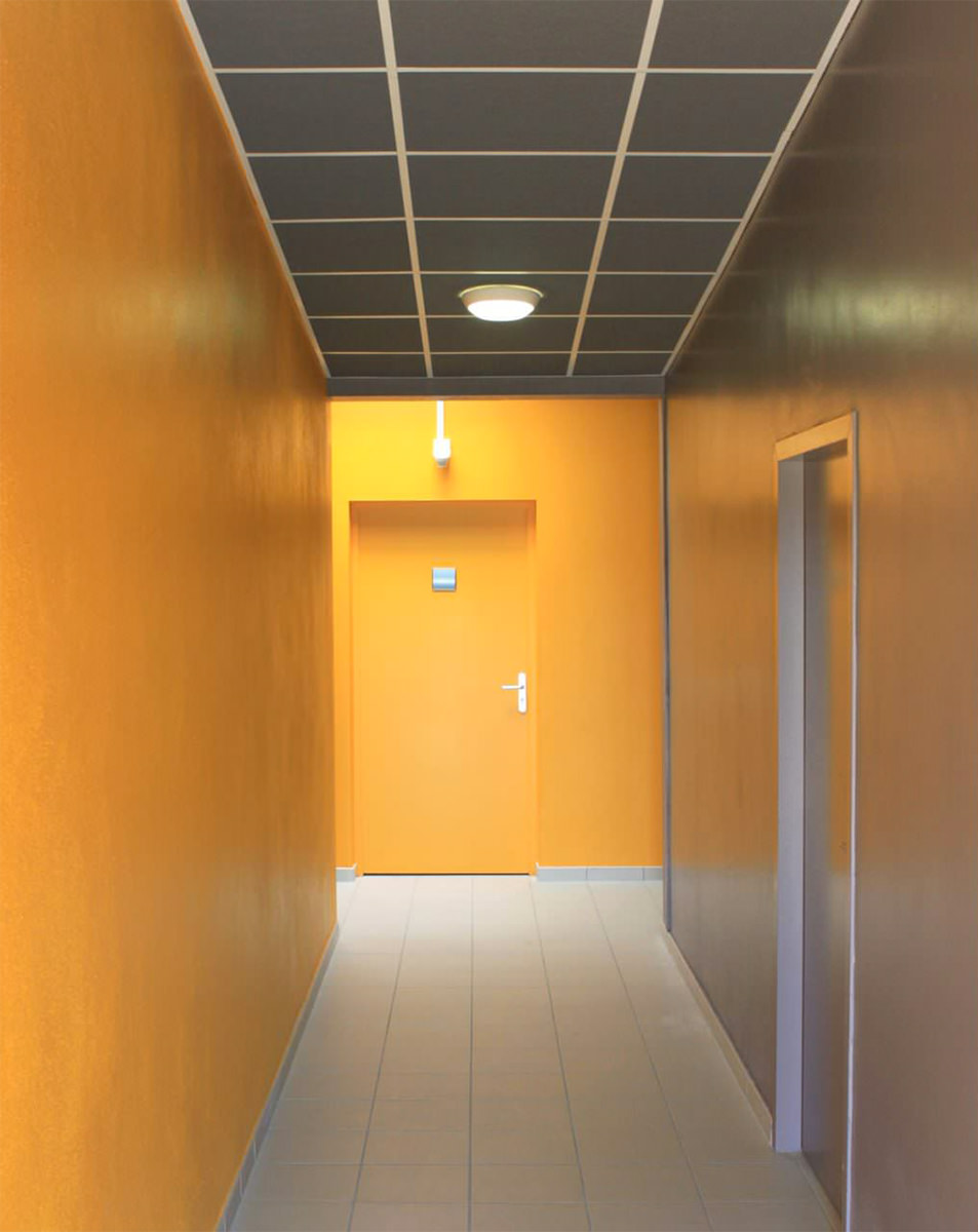 Photographie d'un couloir intérieur orangé