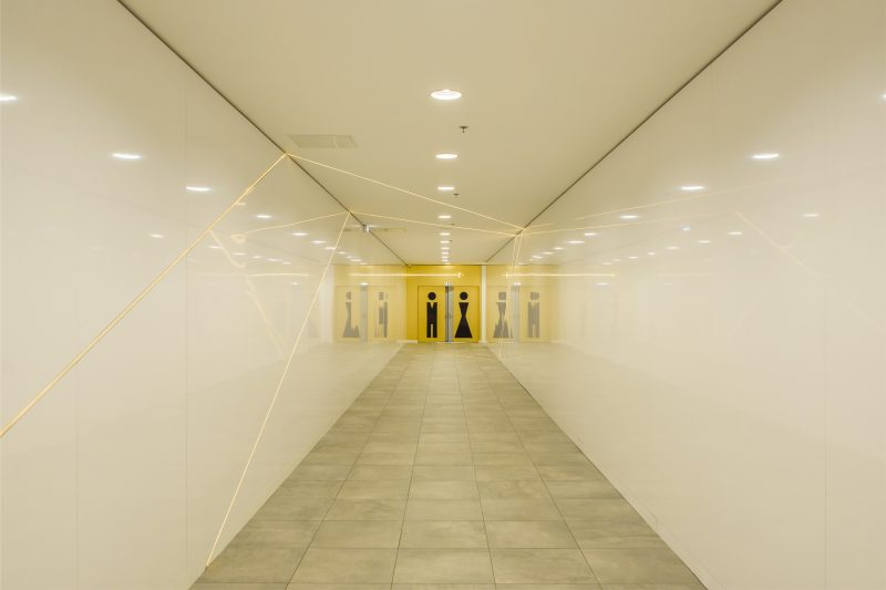 Photographie symétrique de l'entrée du couloir vers les toilettes