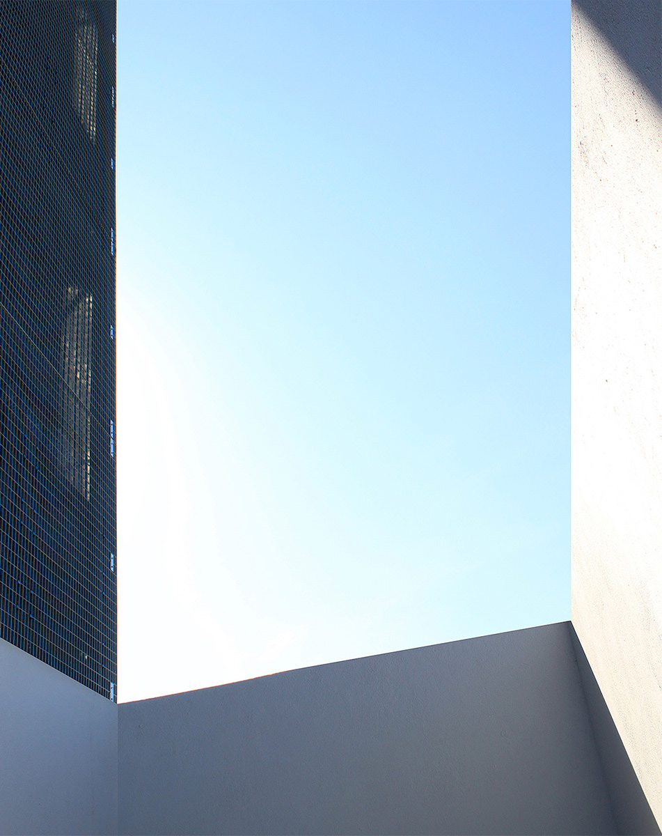Photographie verticale abstraite de l'ombre sur le bâtiment