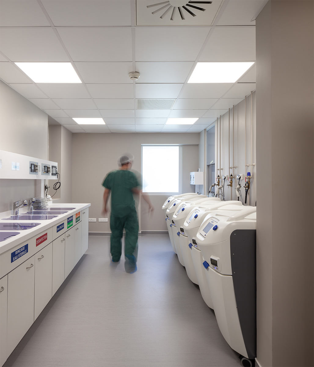 Photographie d'une salle d'endoscopie à la Clinique Claude Bernard à Albi, salle couloir lumineuse avec des murs gris clair