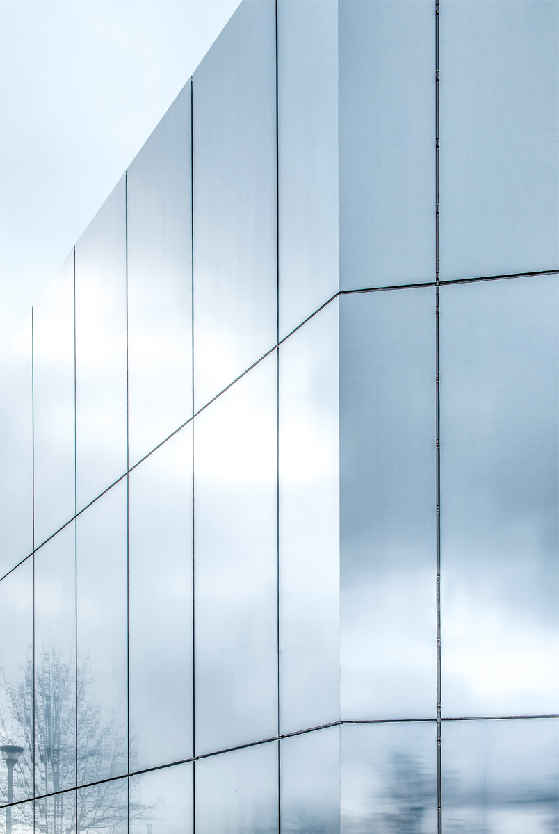 Photographie d'une façade du datacenter qui se fond avec le ciel