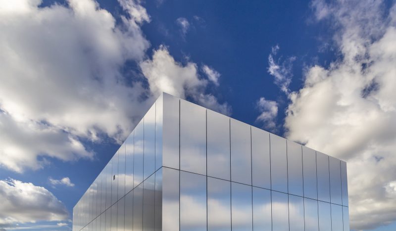Photographie du haut du bardage lisse réflichissant du Datacenter Mesplé