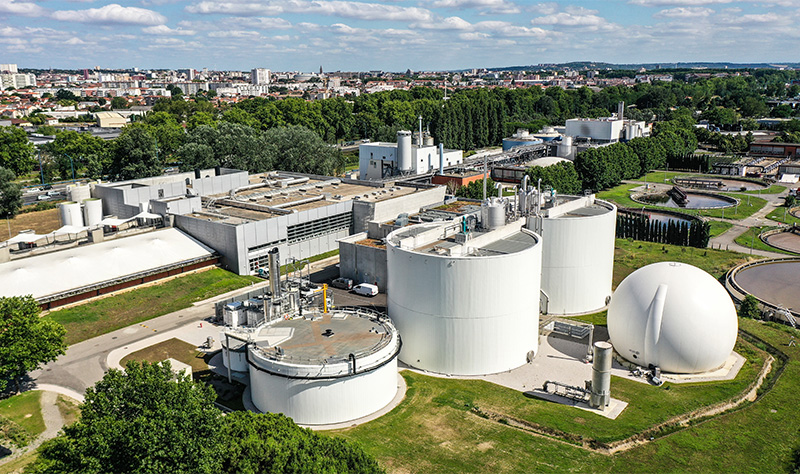 Vue aérienne de l'usine en drone de jour