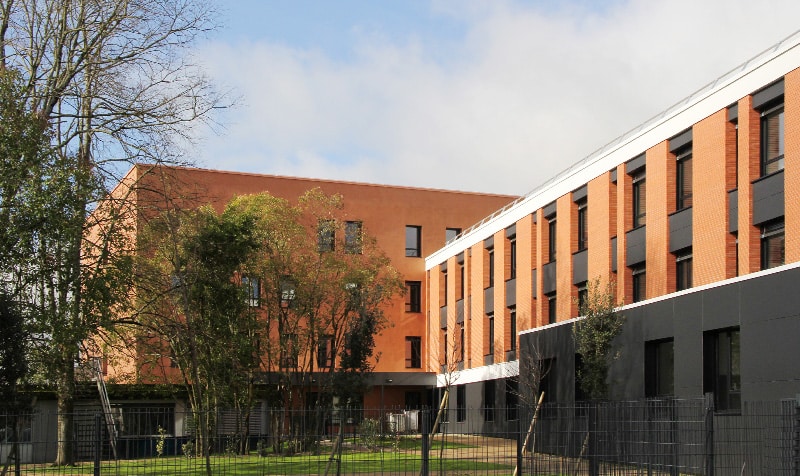 Photographie de l'hôpital de Gaillac de l'arriére cour avec de la végétation