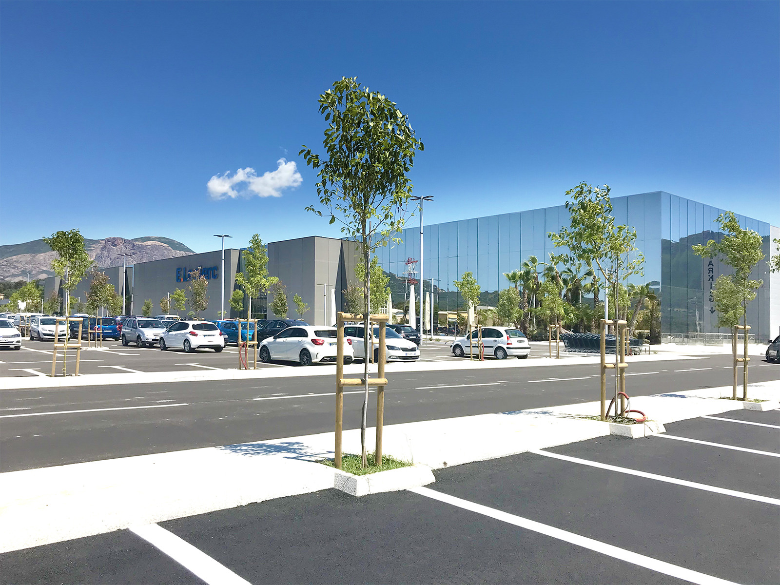 Photographie de la façade miroir depuis le parking