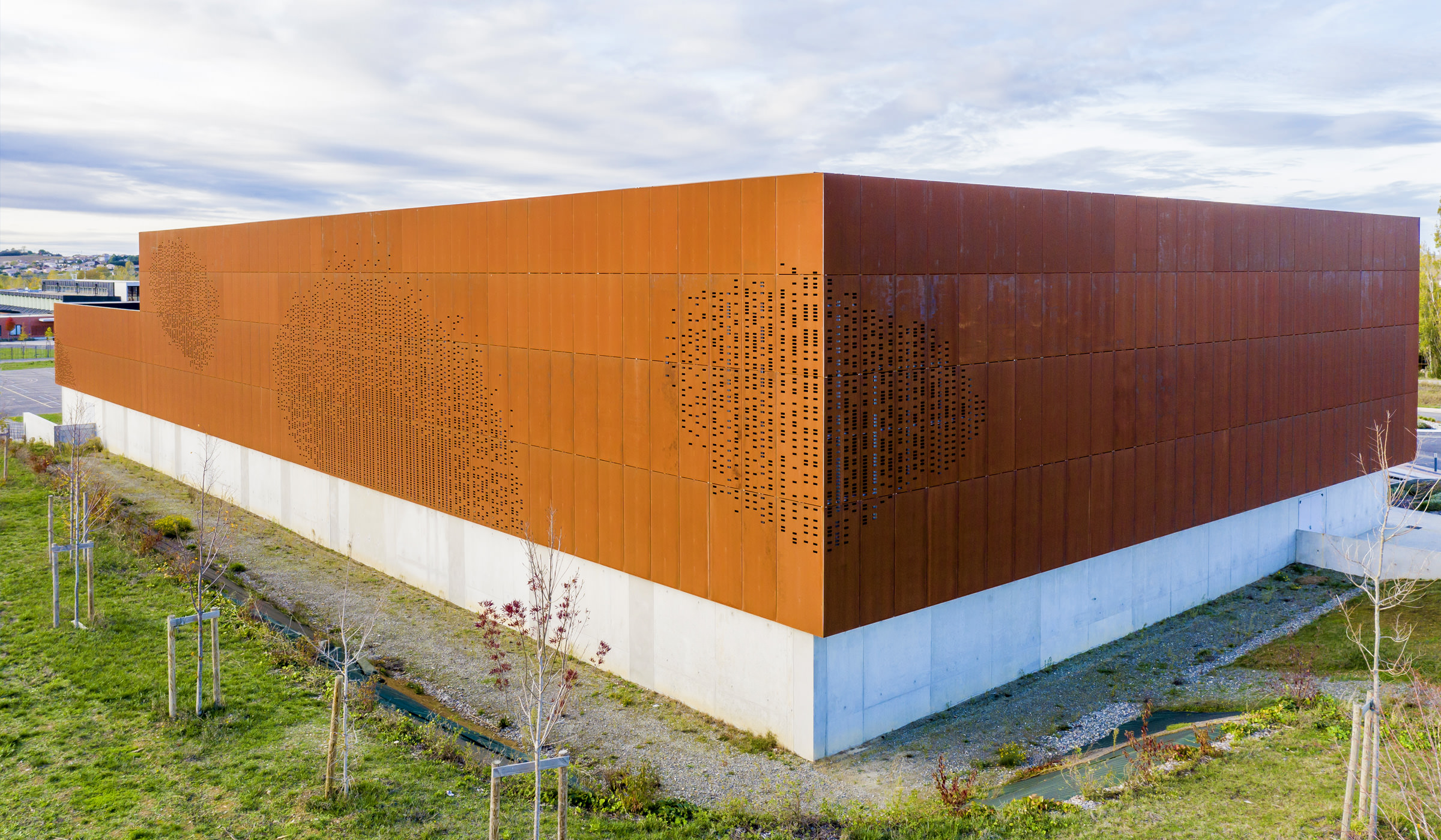 Photographie d'une arrête de la façade Corten de l'Isle jourdain , avec des perforations en forme de nuages de trous