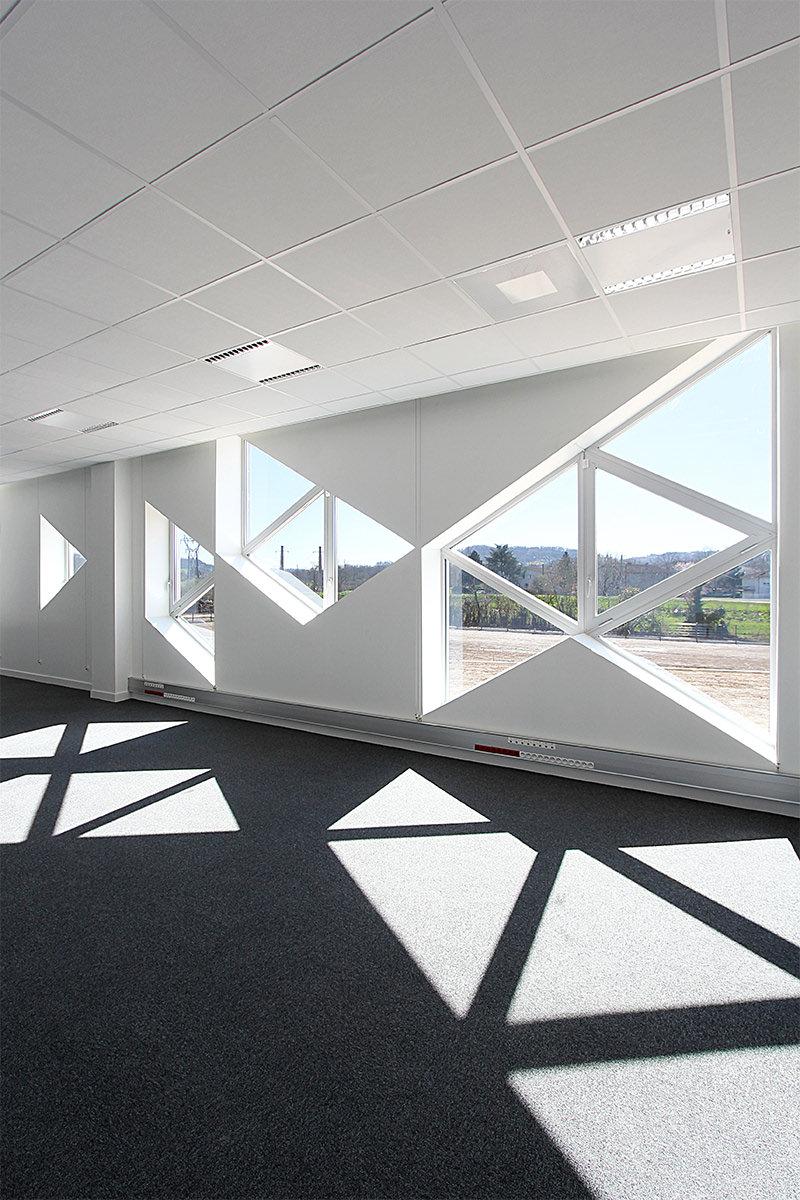Photographie à l'intérieur, salle avec soleil qui entre par les fenêtres triangulaires, Ariane Network,