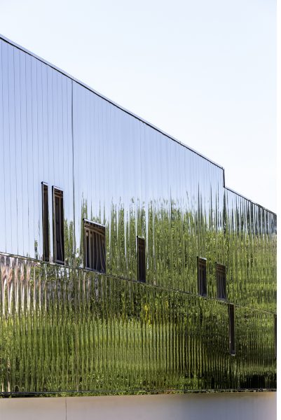 Photographie la façade strié de l'UPEP d'Albi reflétant la fôret