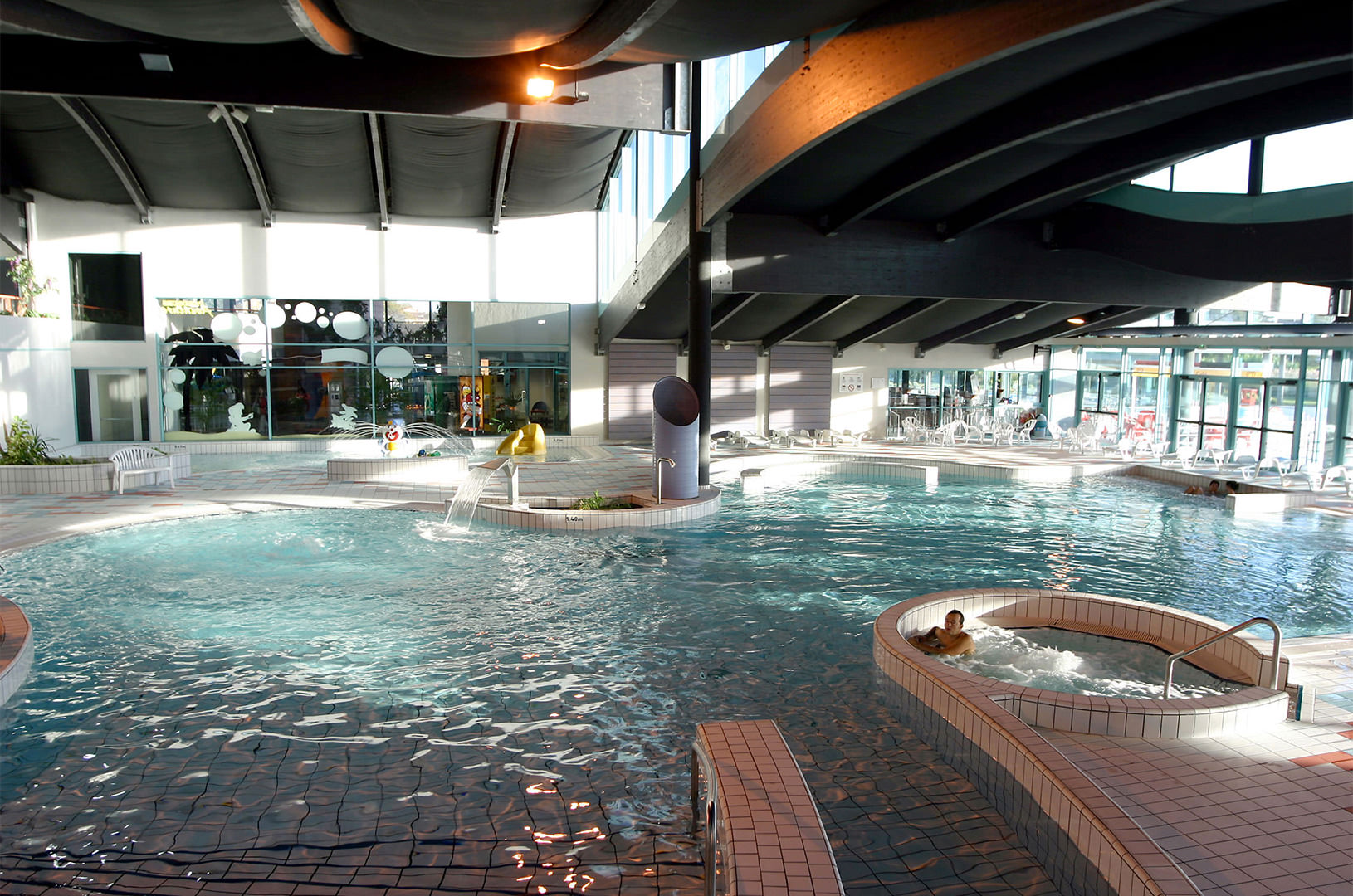 Photographie de l'intèrieur du complexe d'Albi, bassin de détente avec des jets d'eau