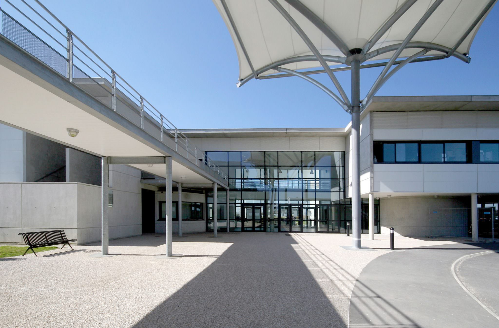 Photographie extérieure en face du lycée de l’aéronautique, une passerelle communique avec l'accueil