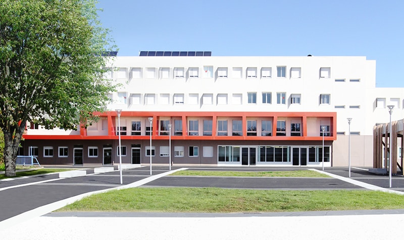 Photographie de la façade du lycée du sidobre de Castres