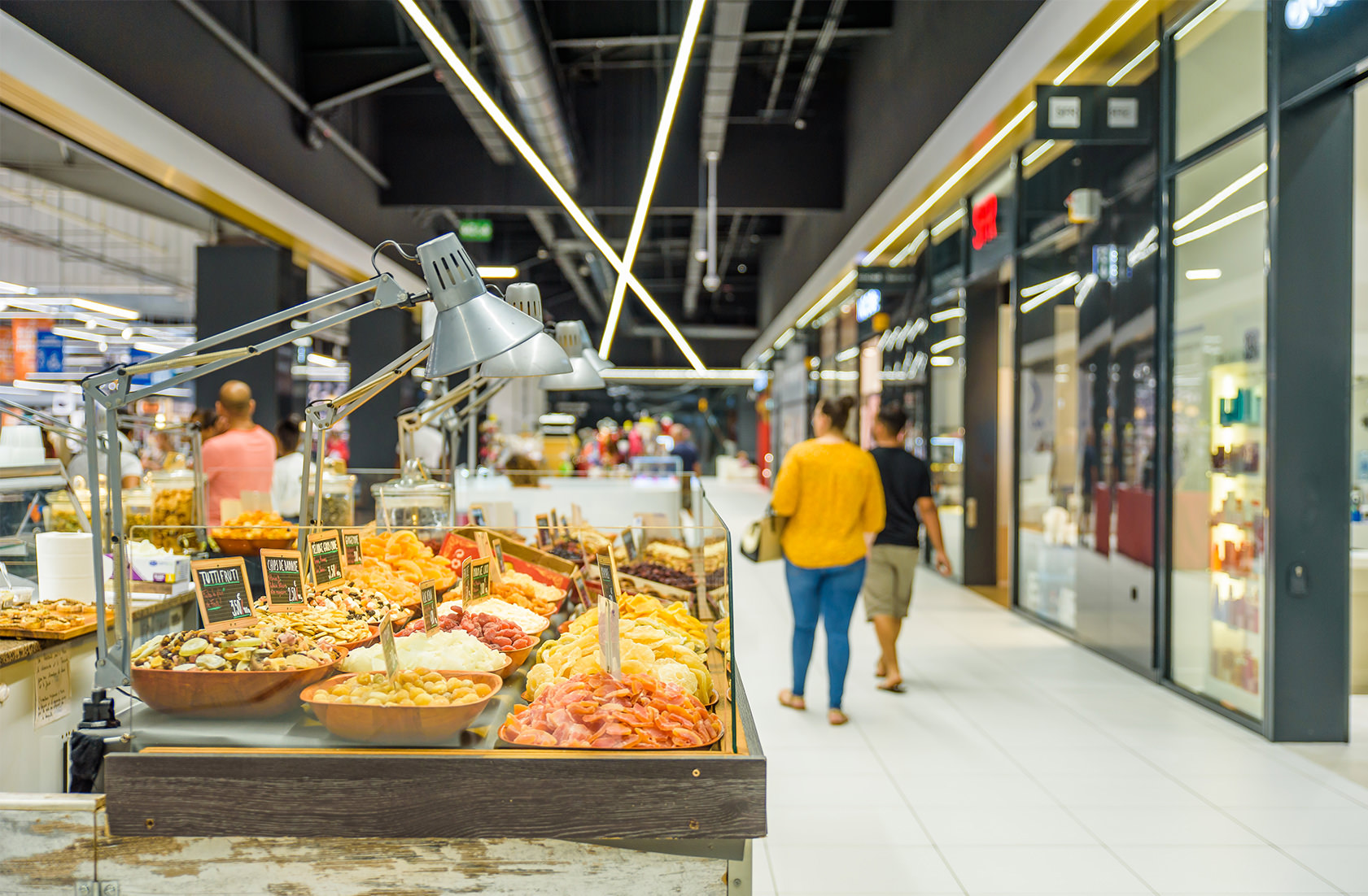 Photographie sur des présentoirs de plats préparés à l'intérieur de la galerie marchande