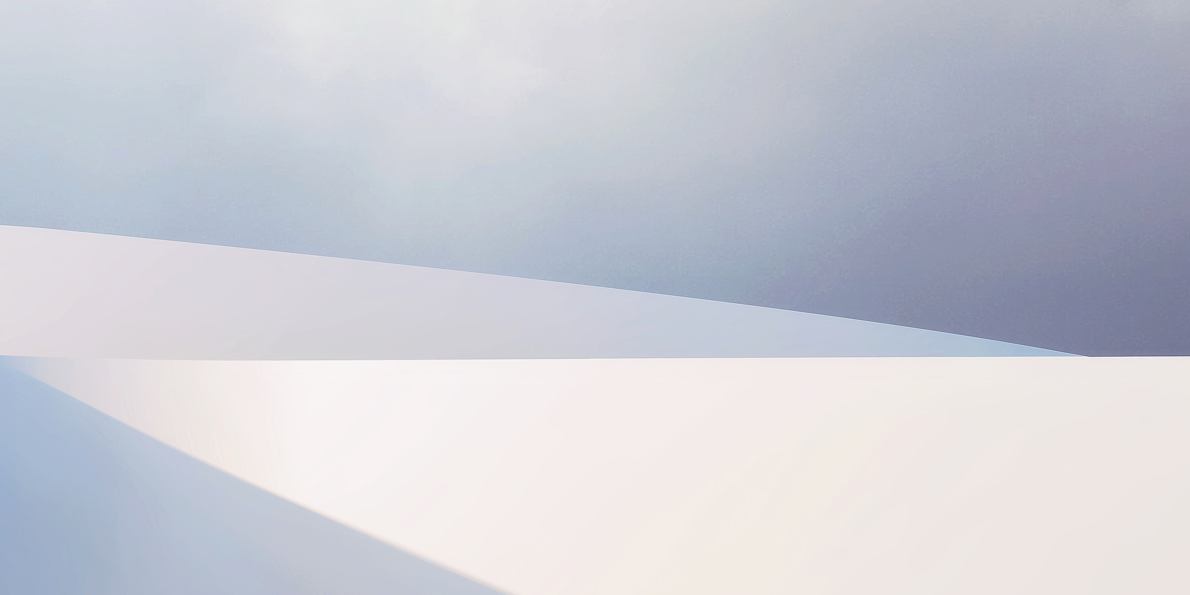 Perspective d'un détail de la courbe du patio, ton blanc et ciel nuageux / pluvieux