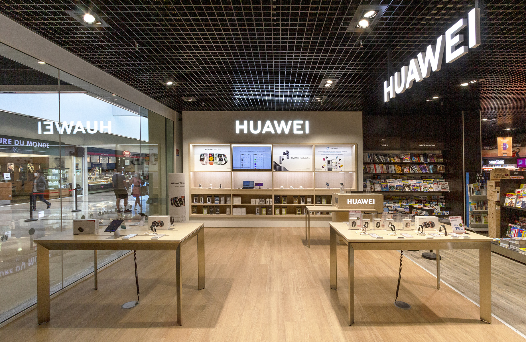 Photographie éloigné de l'intérieur de l'enseigne Huawei Leclerc