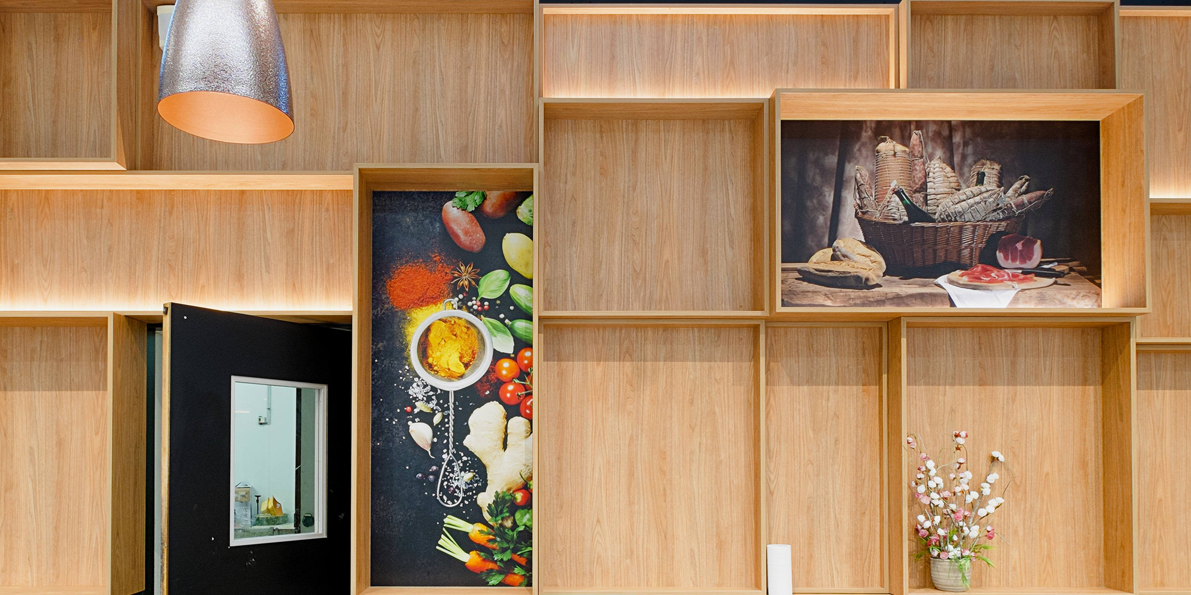 Photographie d'un détail de l'intérieur de Villemur-sur-Tarn, mur composé de multitudes de boîtes en bois