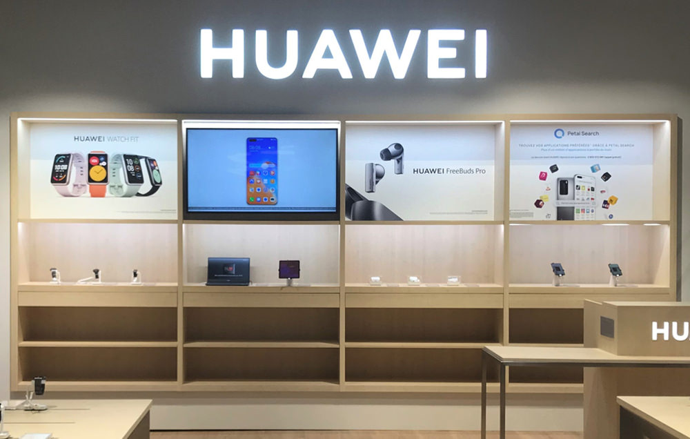 Photographie de l'enseigne Huawei au Leclerc Blagnac, agencement de cadre en bois clair et d'appareils électroniques