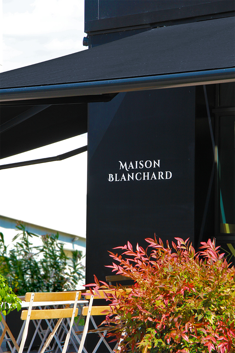 Photographie d'un détail de la dévanture de la boutique Maison Blanchard