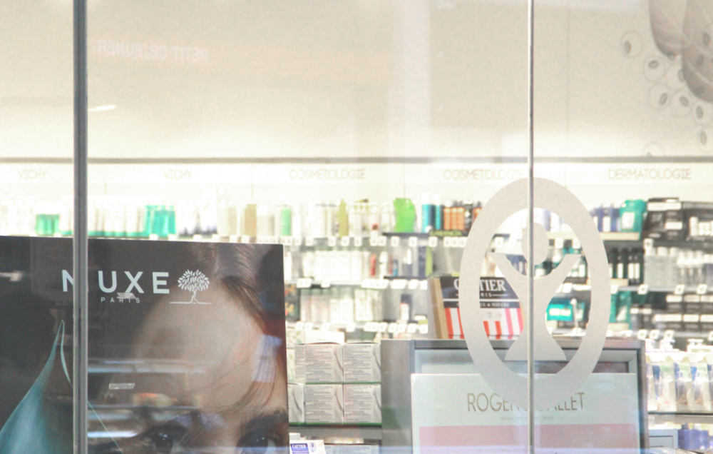 Photographie d'un zoom de l'enseigne de à travers la vitrine