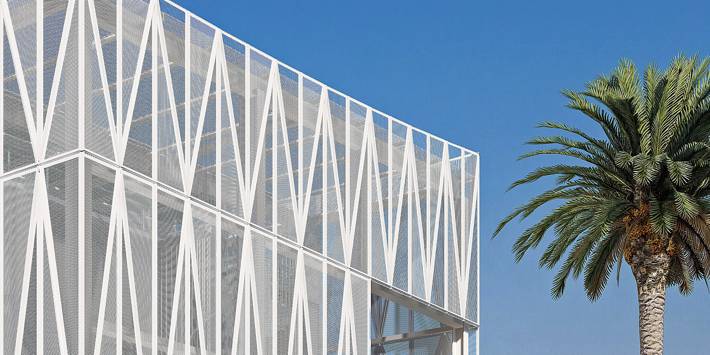 Perspective détail de la façade de micro-algues blanc du haut d'un des bâtiments SARA