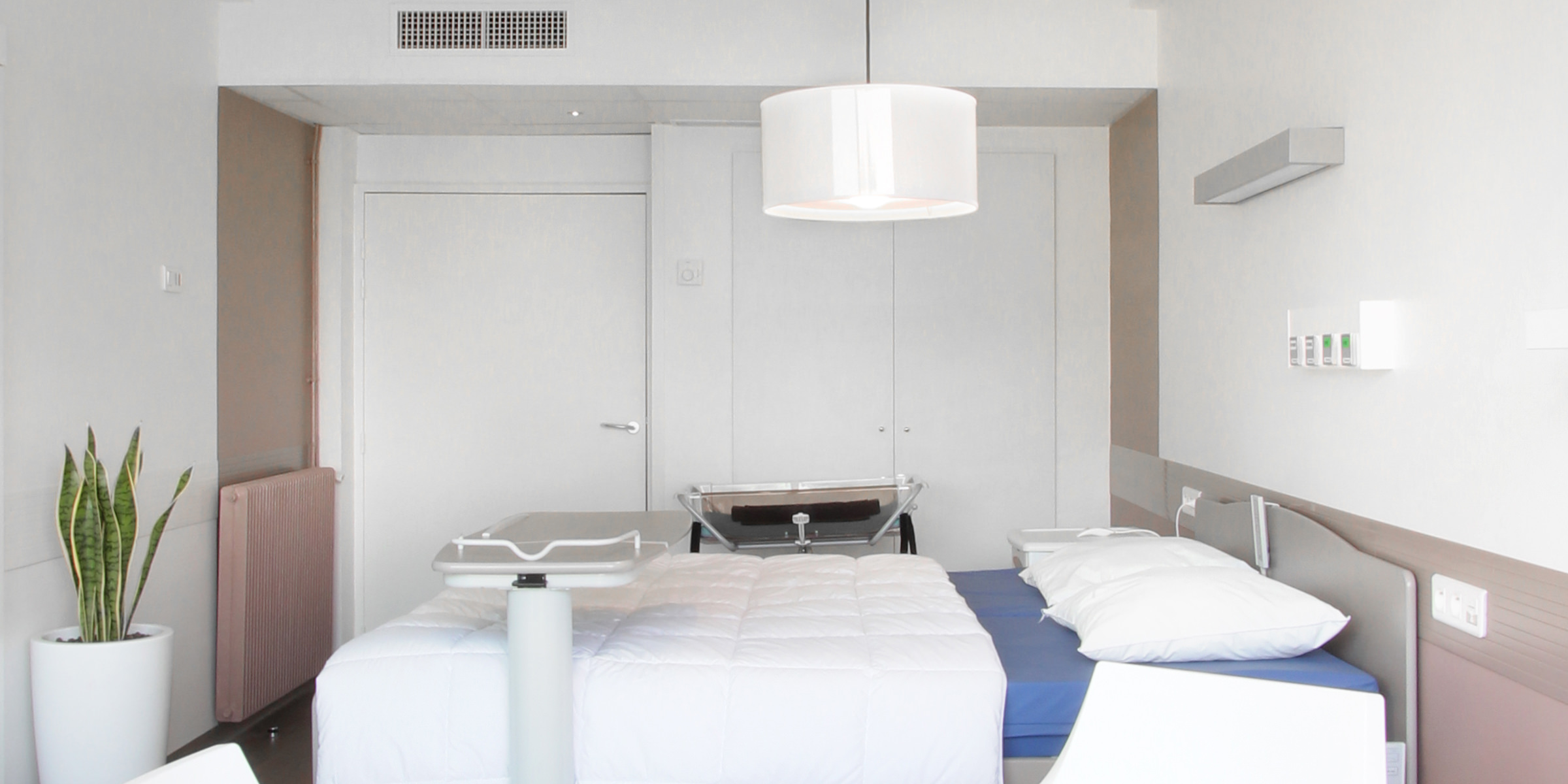 Photographie de l'intérieure d'une chambre beige et blanche avec le confort d'une maison