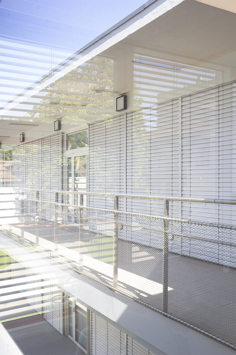 Photographie des coursives depuis l'intérieur de l'école