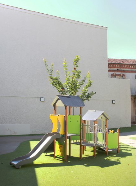 Photographie de l'aire de jeux pour enfants avec le sol vert