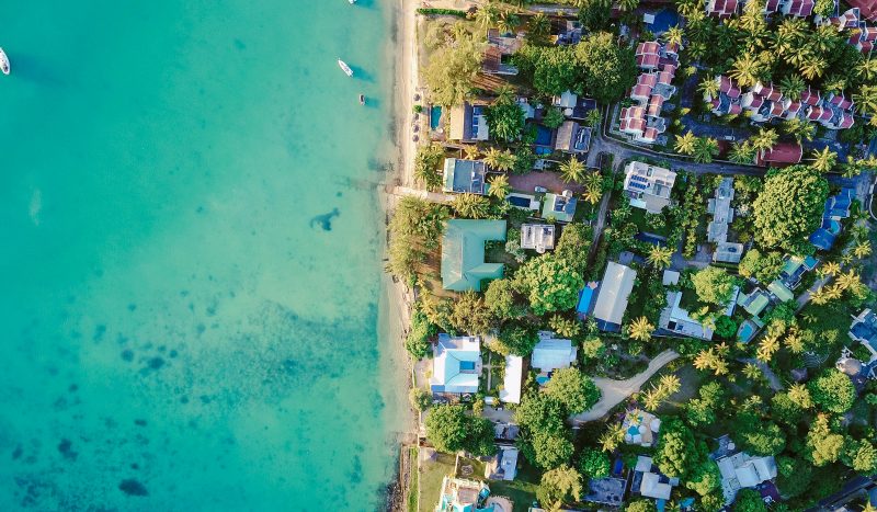 Photographie d'ambiance vue de haut d'une côte des îles des Caraïbes