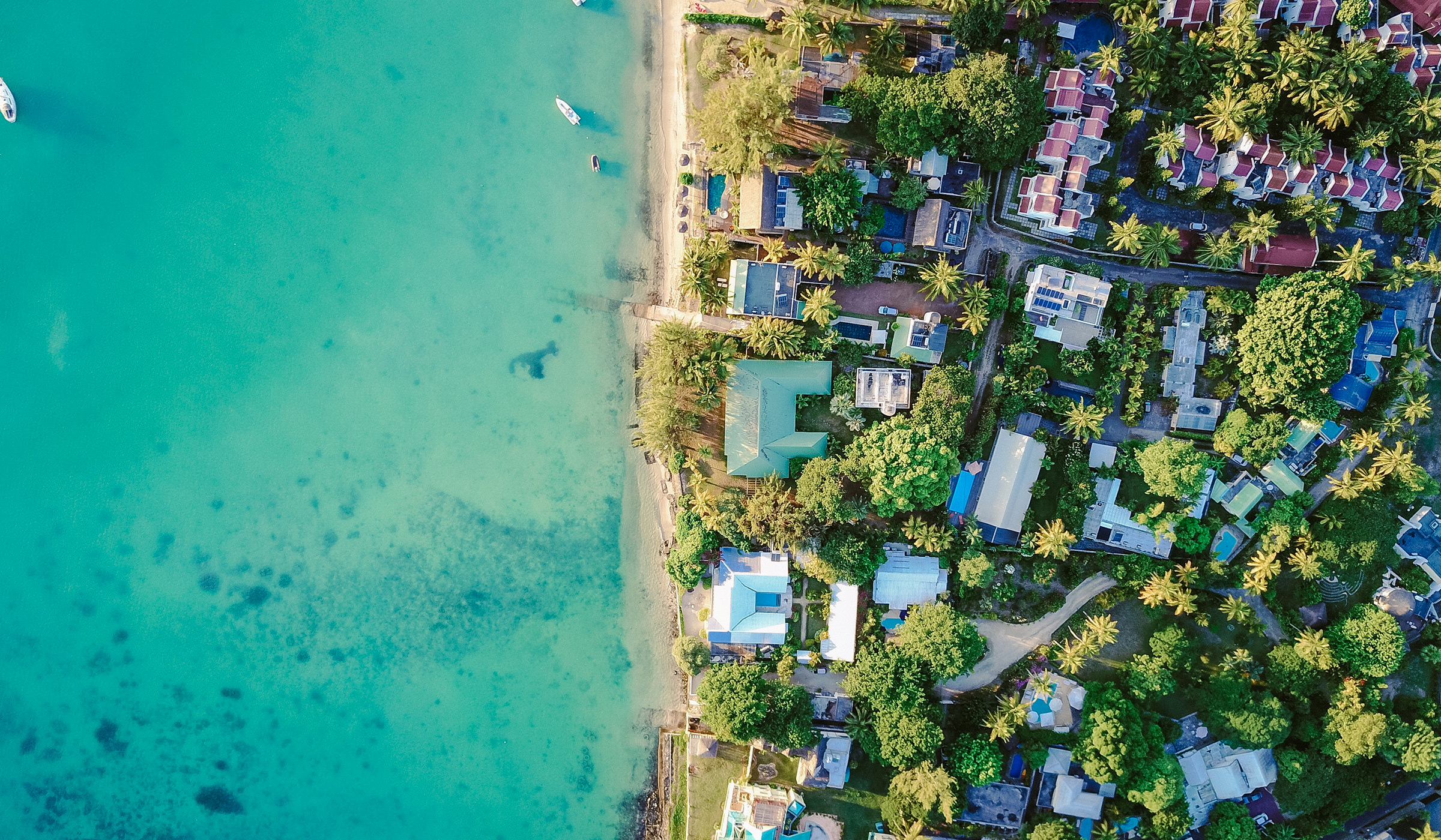 Photographie d'ambiance vue de haut d'une côte des îles des Caraïbes