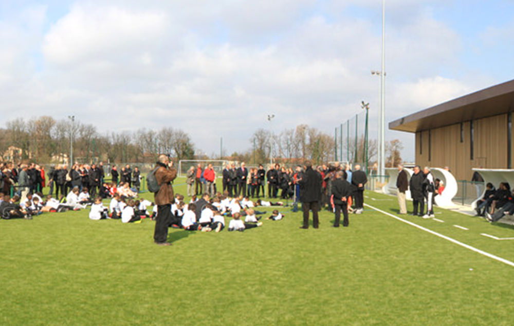Photographie des acteurs locaux et de jeunes sur le terrain de football