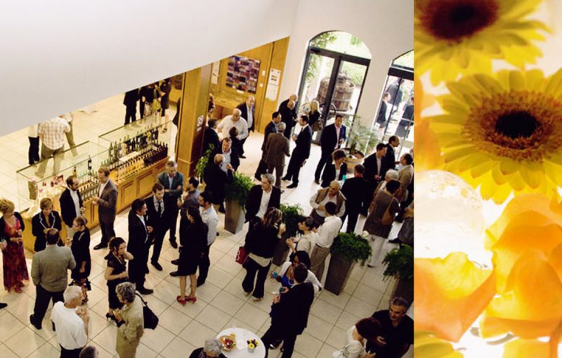 Photographie vue de haut des partenaires et collaborateurs au moment de l'apéritif