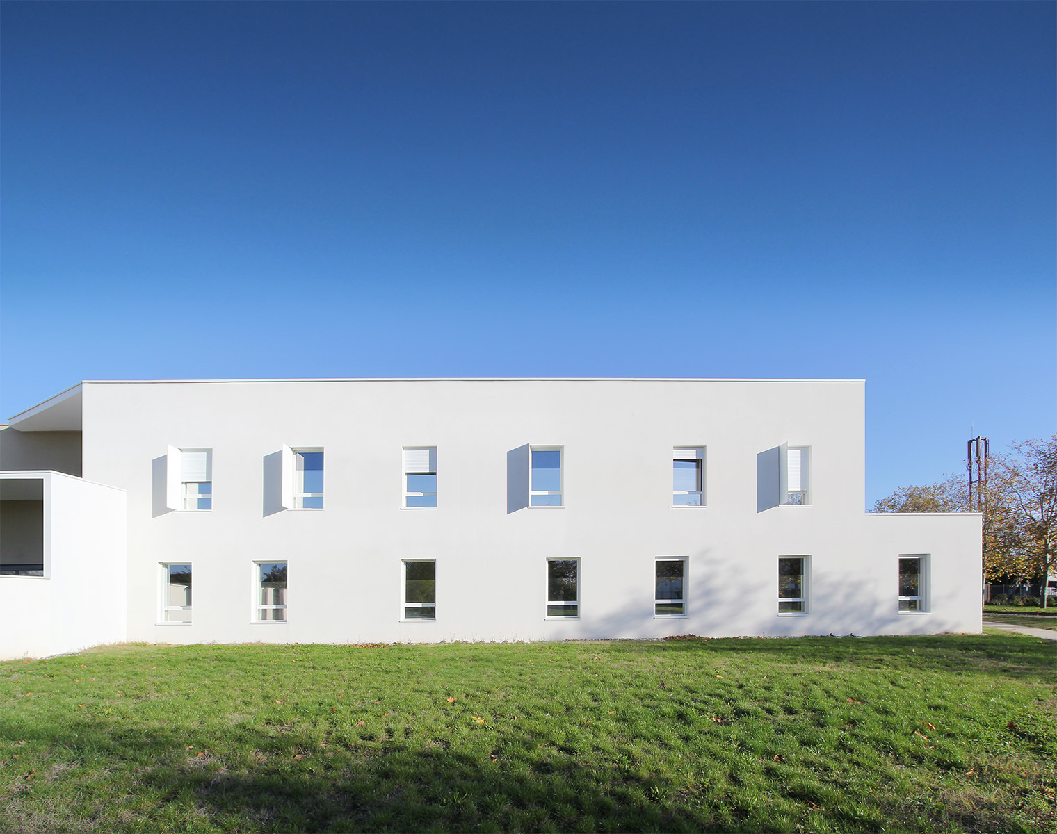 Photographie d'une façade blanche avec brise-soleil du Centre Hospitalier Gérard Marchant