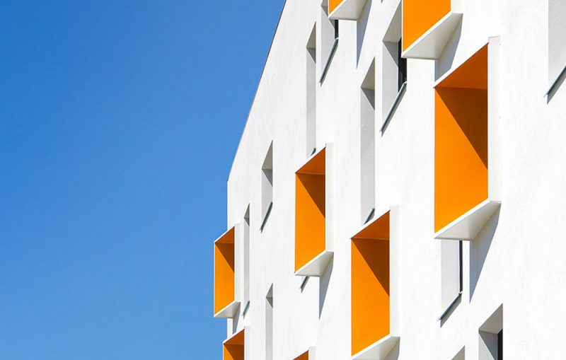 Photographie d'un zoom du bâtiment avec les cadres de fenêtres orange