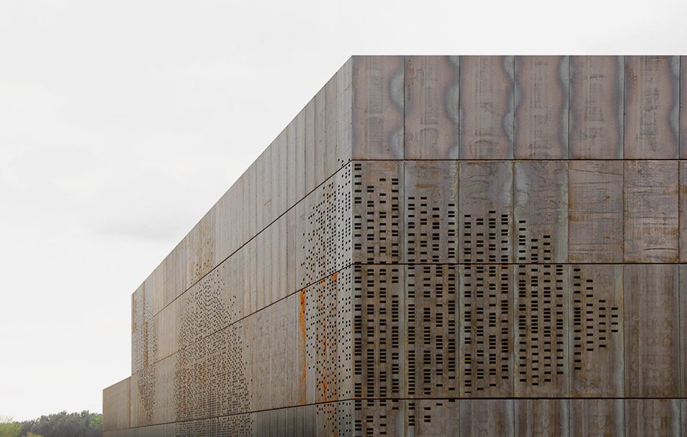 Photographie du haut du gymnase bardage en corten pas encore oxydé, marron