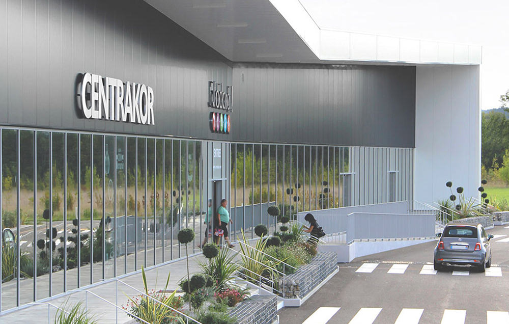 Photographie de côté en enfilade du vitrage bandeau de l'entrée de la coque commercial