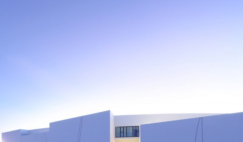 Photo de la façade bleuté de l'école des perseïdes à Andromède prés de Blagnac