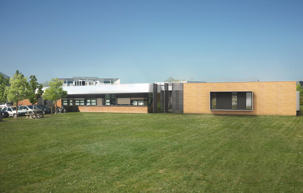 Perspective du bâtiment en brique et vitrage bandeau, espace gazonné au 1er plan