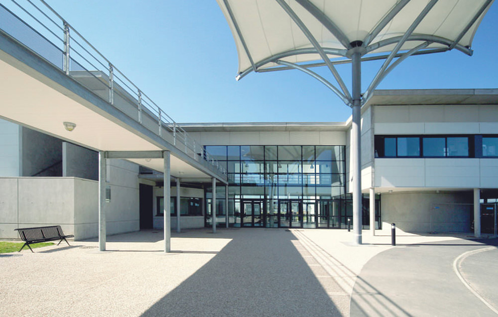 Photographie du lycée 1700 de l’aéronautique, vue sur l'entrée