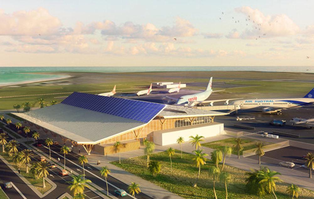 Perspective aérienne de l'aéroport de mayotte, au fond l'océan Indien