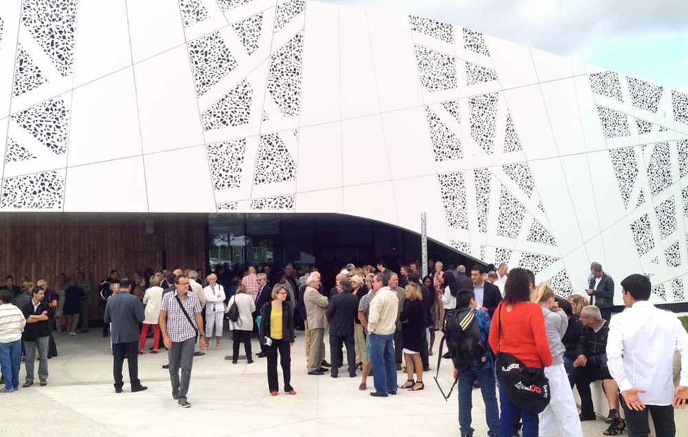 Photographie devant l'entrée de l'espace sportif, une foule est venu voir l'événement