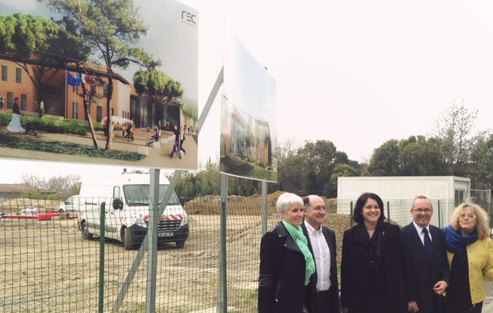 Photographie d'acteurs locaux de Mondonville et de Mme PINEL devant le panneau de la future mairie de Mondonville