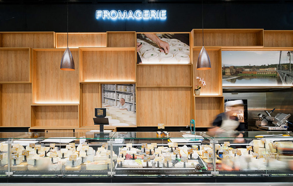 photographie de la devanture de la zone fromagerie, mur en caisses de bois rectangulaires